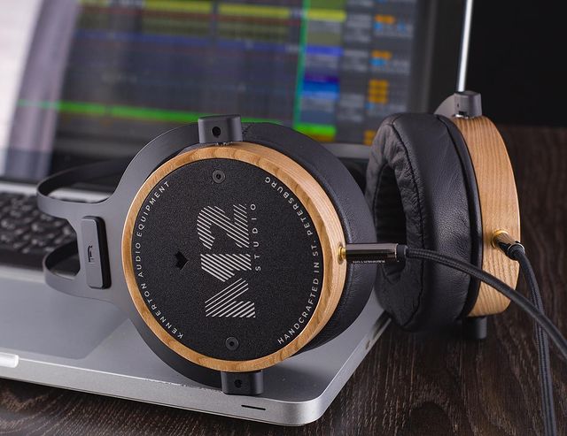 nipuntOfficial's tweet image. Which #headphone you like more ?

Comment now..

#headphones #musiclover #musiclovers #Developer #nipuntofficial
