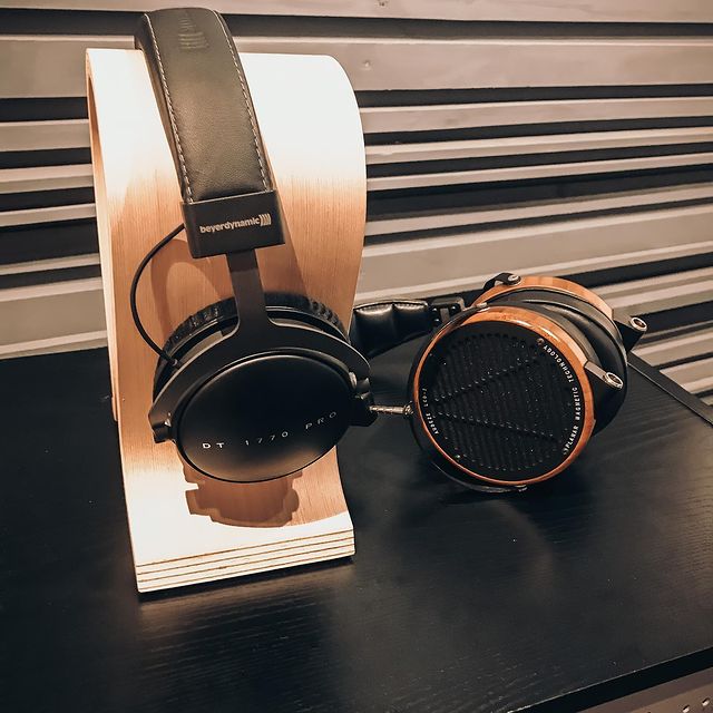 nipuntOfficial's tweet image. Which #headphone you like more ?

Comment now..

#headphones #musiclover #musiclovers #Developer #nipuntofficial