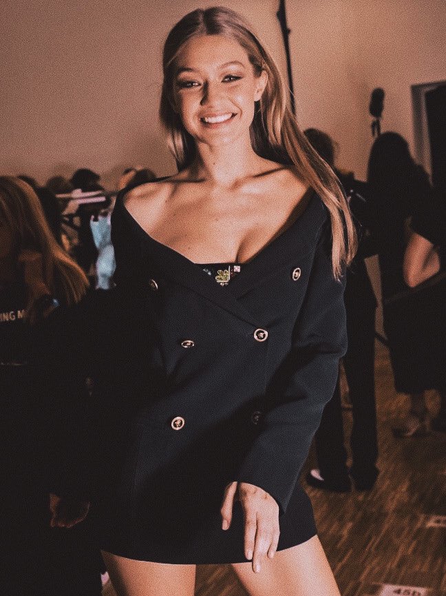 blondehadid's tweet photo. 🖤 https://t.co/WGeZFVptYM
