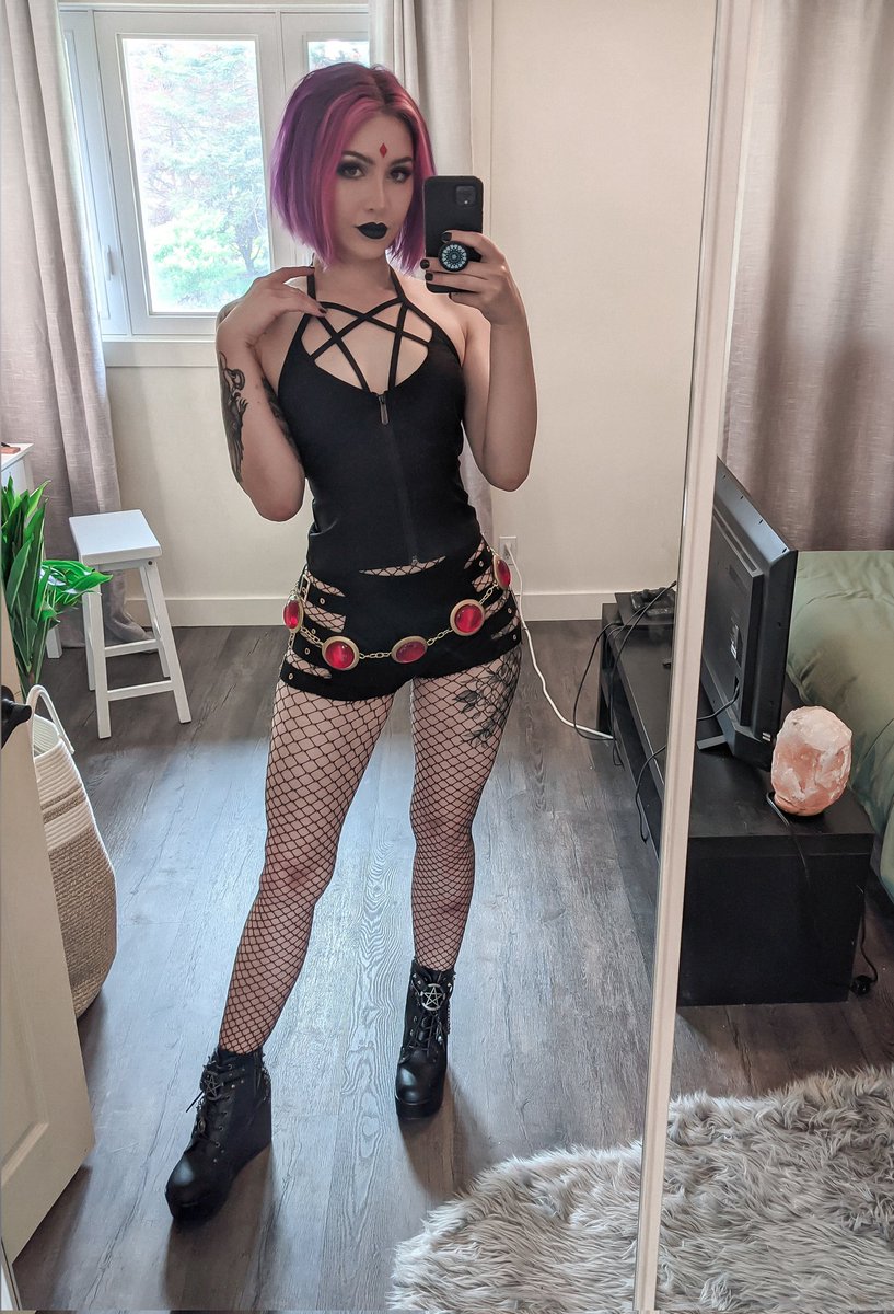 luxlo_xo's tweet photo. It was fun to use my new hair for a couple new Raven looks 💜 https://t.co/UbfGioWu7b