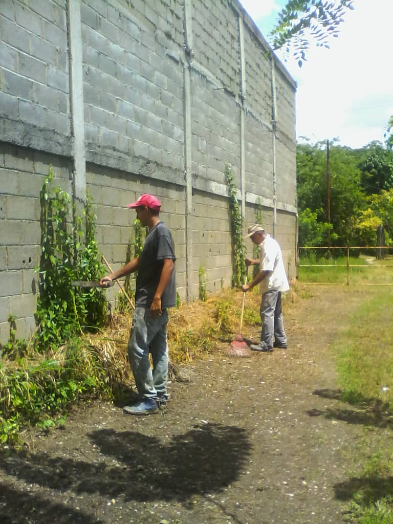 En la EBN Comandante Hugo Rafael Chávez, en la Parroquia Mamporal del municipio Buroz, se realiza actividad de limpieza y mantenimiento, para el regreso a las actividades presenciales. #Venezuela vamos por más <a href="/elsa_ena/">Ena Elsa Velázquez Cobiella</a> <a href="/JulitoVenCub/">Julio Cesar Garcia Rodriguez</a> <a href="/Gutierrez_Hist/">Vladimir G.</a> <a href="/emilia_odalis/">Odalis Emilia Carranza</a>