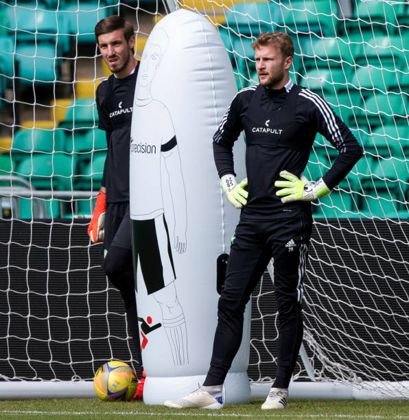 Highland__paddy's tweet image. Remember I asked the other day if there was a goalkeeper between them ?
Looks like we have a better option