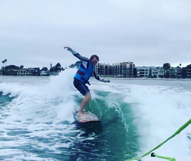 sd_checklist's tweet image. “Catch a vibe and come surf an endless wave behind a Wake surf boat! Tone your skills or Learn how to wake surf or wakeboard with a great crew and captain. 🛥 💦 Message for more details! #wakeboarding #wakesurfing #lessons @vibesdwatersports @sdchecklist