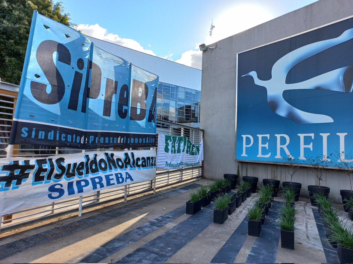 PrensaFATPREN's tweet photo. #Hoy Nuestra secretaria general @CarlaGaudensi acompañó la asamblea en la puerta de Editorial Perfil junto a @DelegadosPerfil y @sipreba para reclamar reapertura de paritarias y aumento salarial YA https://t.co/JDKbymdYWz
