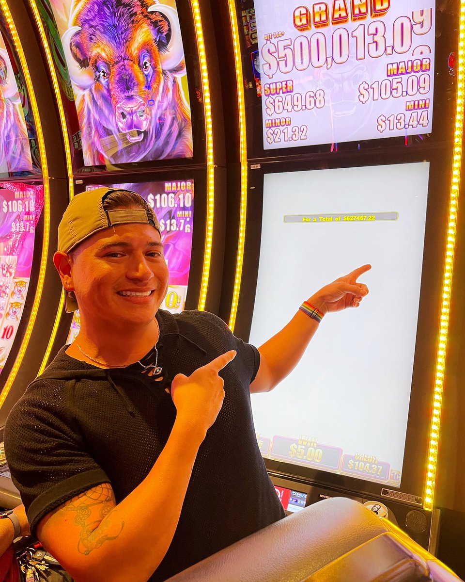 VegasTravelNews's tweet photo. 🚨SUPER JACKPOT🚨 🎰🙂💰
Let's all congratulate David who won a whopping $627,467.22 on the #BuffaloGrand slot machine at the @theDlasvegas.
That’s how you win big, #DStyle. 💰💰💰
#theDLasVegas #Jackpot @VitalVegas @LasVegasLocally @DerekJStevens
📸the D & VTN https://t.co/fWkdfTdeMt