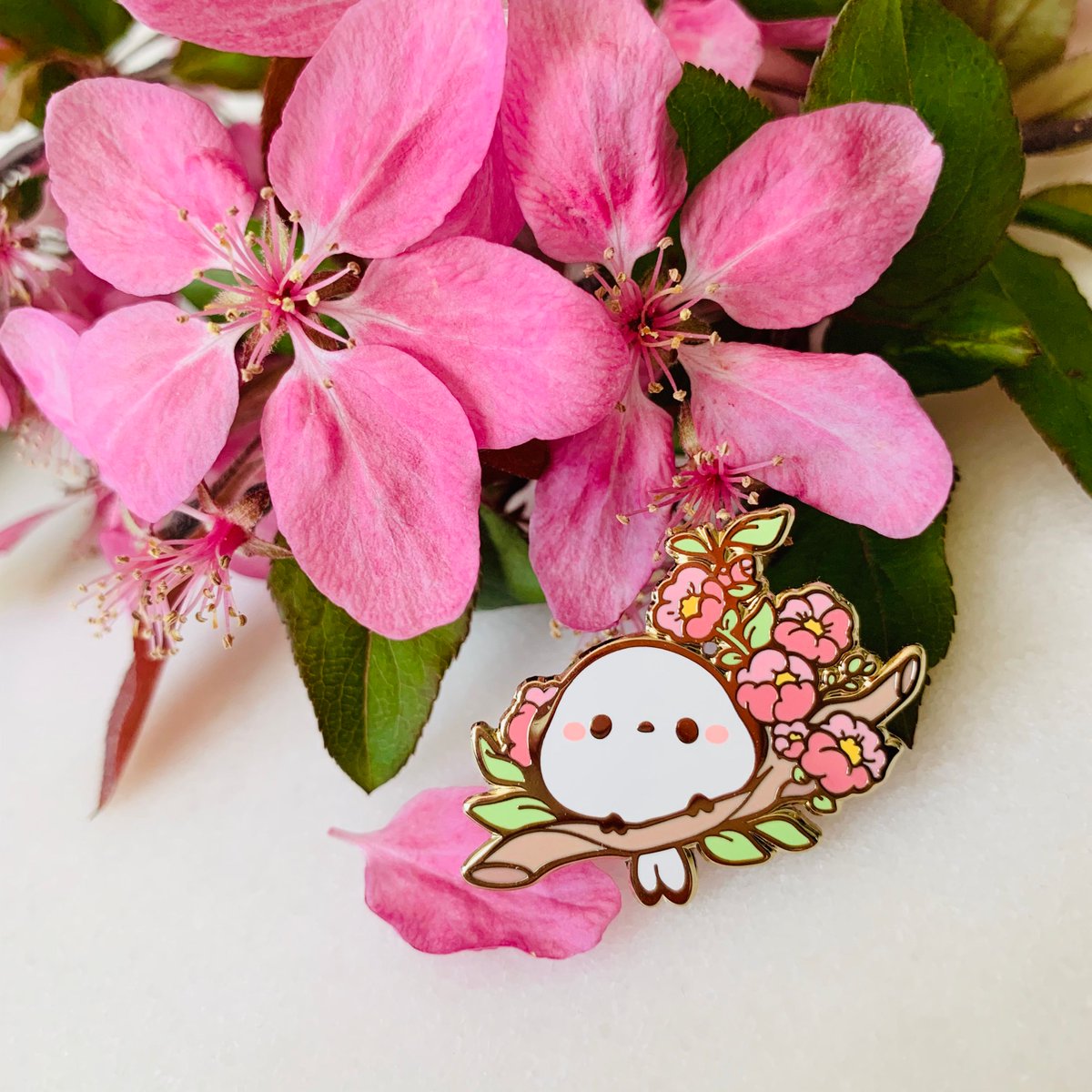 pinandpatchshow's tweet photo. Vendor spotlight: @birduyen13 📌 Cute art and illustration inspired by animals and flowers to brighten up your day! ✨ Use PPS2021 for 10% off enamel pins until July 31st at https://t.co/aI12SxQAhd ✨ (Please contact the artist for any questions!) #pinandpatchshowto https://t.co/yURNoxOauf