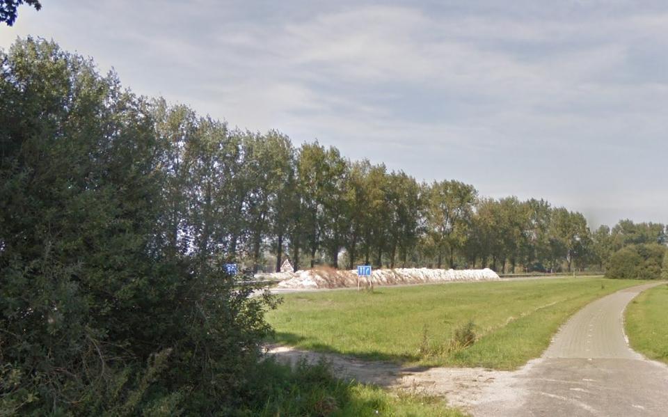 Vaart Middelsee vergt bomenkap Brédyk: LEEUWARDEN - De aanleg van de Middelseefeart bij Barrahûs noopt tot de kap van achttien tot twintig bomen langs de oude rijksweg 32 en bij de Brédyk. dlvr.it/S4WnbM