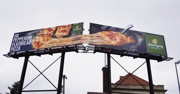Açıkhava reklamcılığına örnek yaratıcı bir pizza reklamı. . . . #ajansgiller #açıkhavareklam #reklamcılık #gerillapazarlama #tabelatasarım #tabela #grafiktasarim