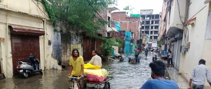 Somesh96064879's tweet photo. @ChouhanShivraj @PMOIndia @GaneshSingh_in @rshuklabjp @Collector_Satna Hi MOdi ji , This is your smart city Satna which is in Mp. Just one day rain makes satna smart so please look into issue and do needfull things https://t.co/6hVV1t5gqQ
