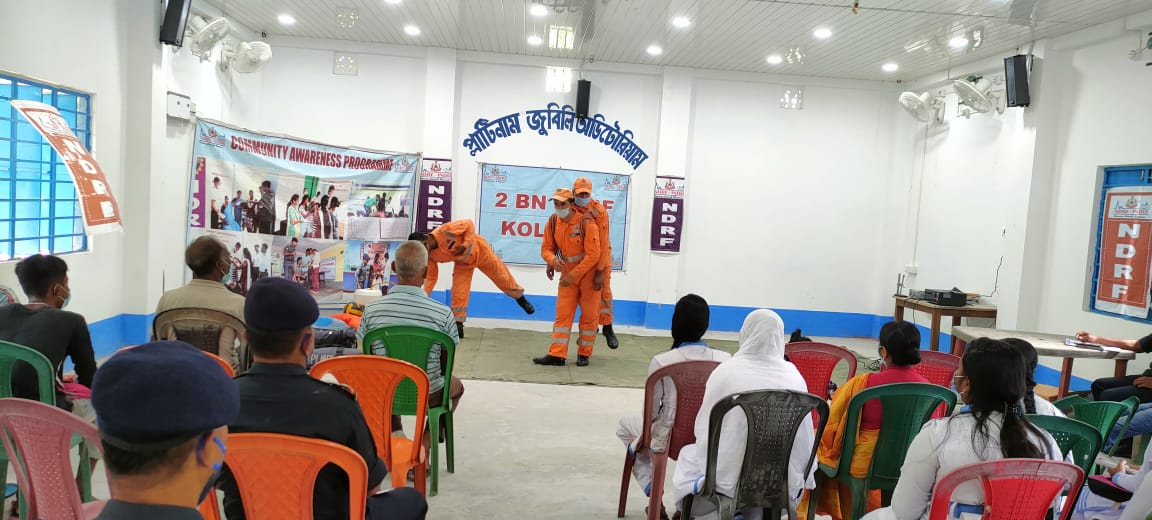02ndrf's tweet image. #communityawarenessprogramme is conducted at Jorepakri AG High School, Dist Jalpaiguri,WB
       🛑 Topic covered 🛑
🎯Demo on Thunderstorm
🎯Snake Bite 
🎯Improvise Stretcher
🎯Flood Rescue Techniques
🎯CPR &amp;amp; FBAO
@satyaprad1
@ndmaindia
@PIBKolkata 
@NDRFHQ 
@nidmmhaindia