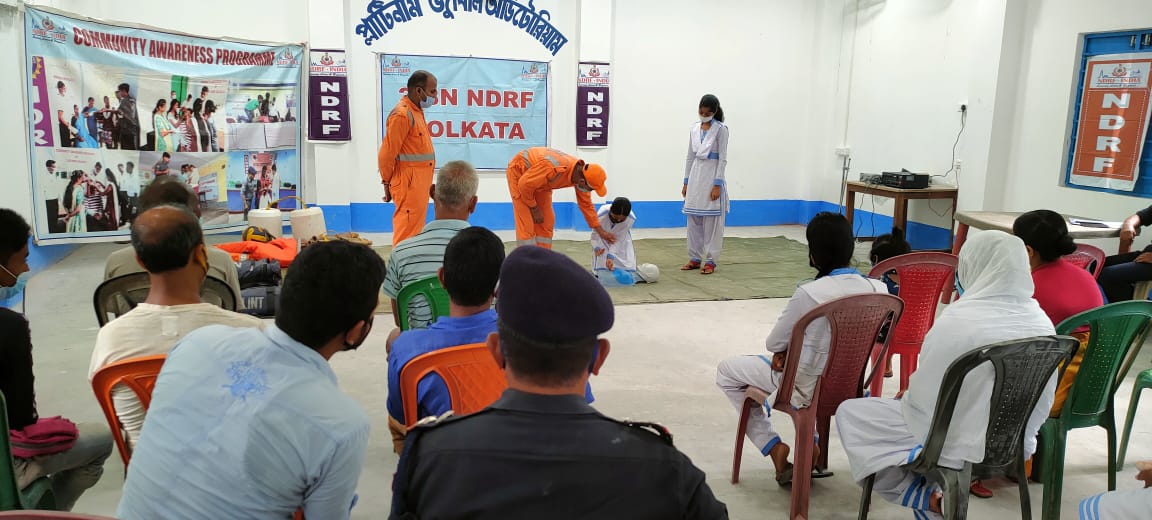 02ndrf's tweet image. #communityawarenessprogramme is conducted at Jorepakri AG High School, Dist Jalpaiguri,WB
       🛑 Topic covered 🛑
🎯Demo on Thunderstorm
🎯Snake Bite 
🎯Improvise Stretcher
🎯Flood Rescue Techniques
🎯CPR &amp;amp; FBAO
@satyaprad1
@ndmaindia
@PIBKolkata 
@NDRFHQ 
@nidmmhaindia