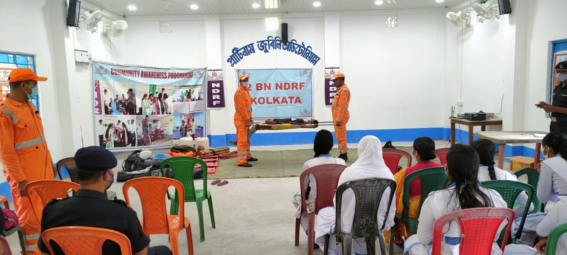 02ndrf's tweet image. #communityawarenessprogramme is conducted at Jorepakri AG High School, Dist Jalpaiguri,WB
       🛑 Topic covered 🛑
🎯Demo on Thunderstorm
🎯Snake Bite 
🎯Improvise Stretcher
🎯Flood Rescue Techniques
🎯CPR &amp;amp; FBAO
@satyaprad1
@ndmaindia
@PIBKolkata 
@NDRFHQ 
@nidmmhaindia