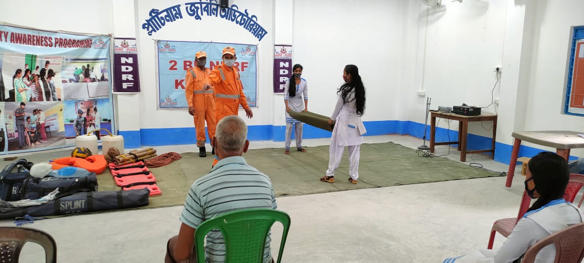 02ndrf's tweet image. #communityawarenessprogramme is conducted at Jorepakri AG High School, Dist Jalpaiguri,WB
       🛑 Topic covered 🛑
🎯Demo on Thunderstorm
🎯Snake Bite 
🎯Improvise Stretcher
🎯Flood Rescue Techniques
🎯CPR &amp;amp; FBAO
@satyaprad1
@ndmaindia
@PIBKolkata 
@NDRFHQ 
@nidmmhaindia