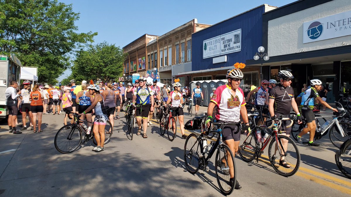 Anne_Blank's tweet photo. Just a few people in town today #RAGBRAI2021 #DFJ #websterCity https://t.co/reDcwF6guP
