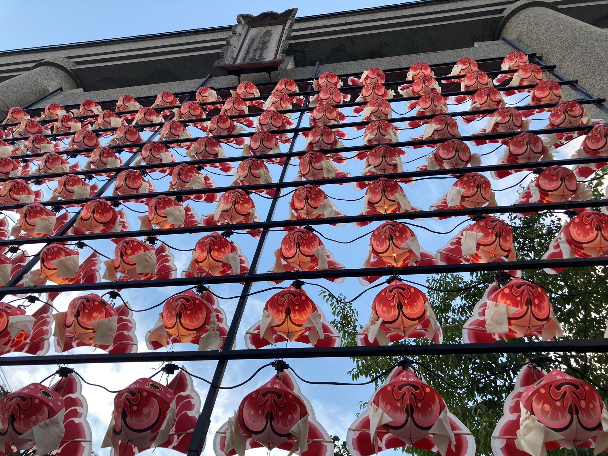 鱗 廣田神社さんの大鳥居の金魚ねぶたを観に行って来ました まだ明るい時間だったので この時点では点灯してるのがわかりにくいかな 青森 廣田神社 金魚ねぶた T Co Qr6s4fiihs Twitter