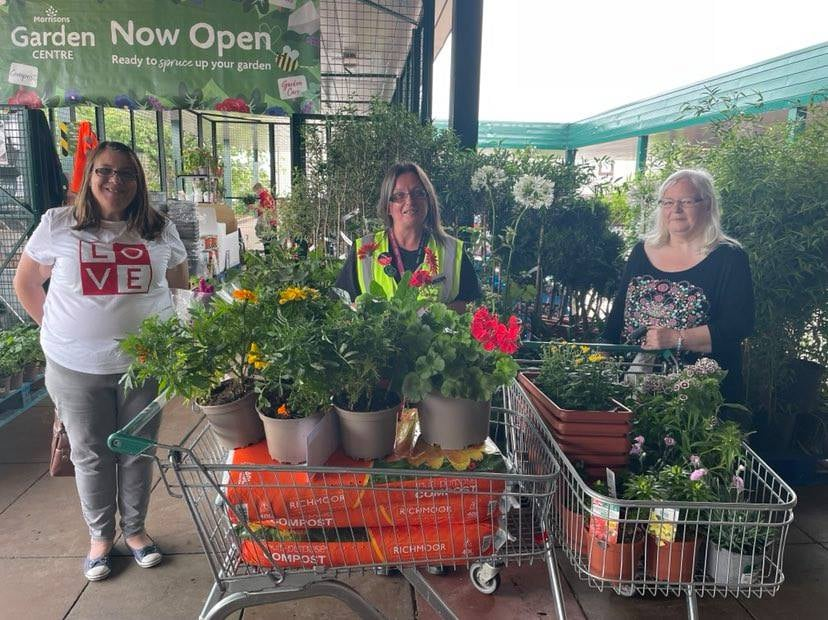 ladywellnn's tweet photo. Many thanks to Morrisons @Carmondean and their Community Champion, Fiona, for their latest very generous donation of £40 worth of plants.  These are going to be distributed throughout Ladywell under the signs at the entrance to some of the streets. https://t.co/HTqmWqET7q