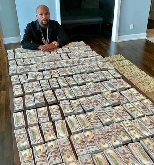 toxicminati's tweet photo. @CoinSwitchKuber #MyFirstCrypto 
Not a meme 
Just a pic from future if u start investing in crypto 🌝😌😌 https://t.co/08hM3O7XSK