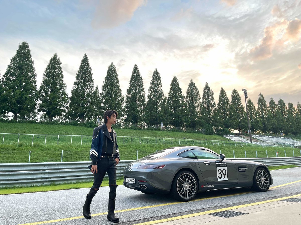 svtd8's tweet photo. A star shines on its own. But the real star shines everywhere. Even if it's out on the road. https://t.co/MnoIprfA1Y