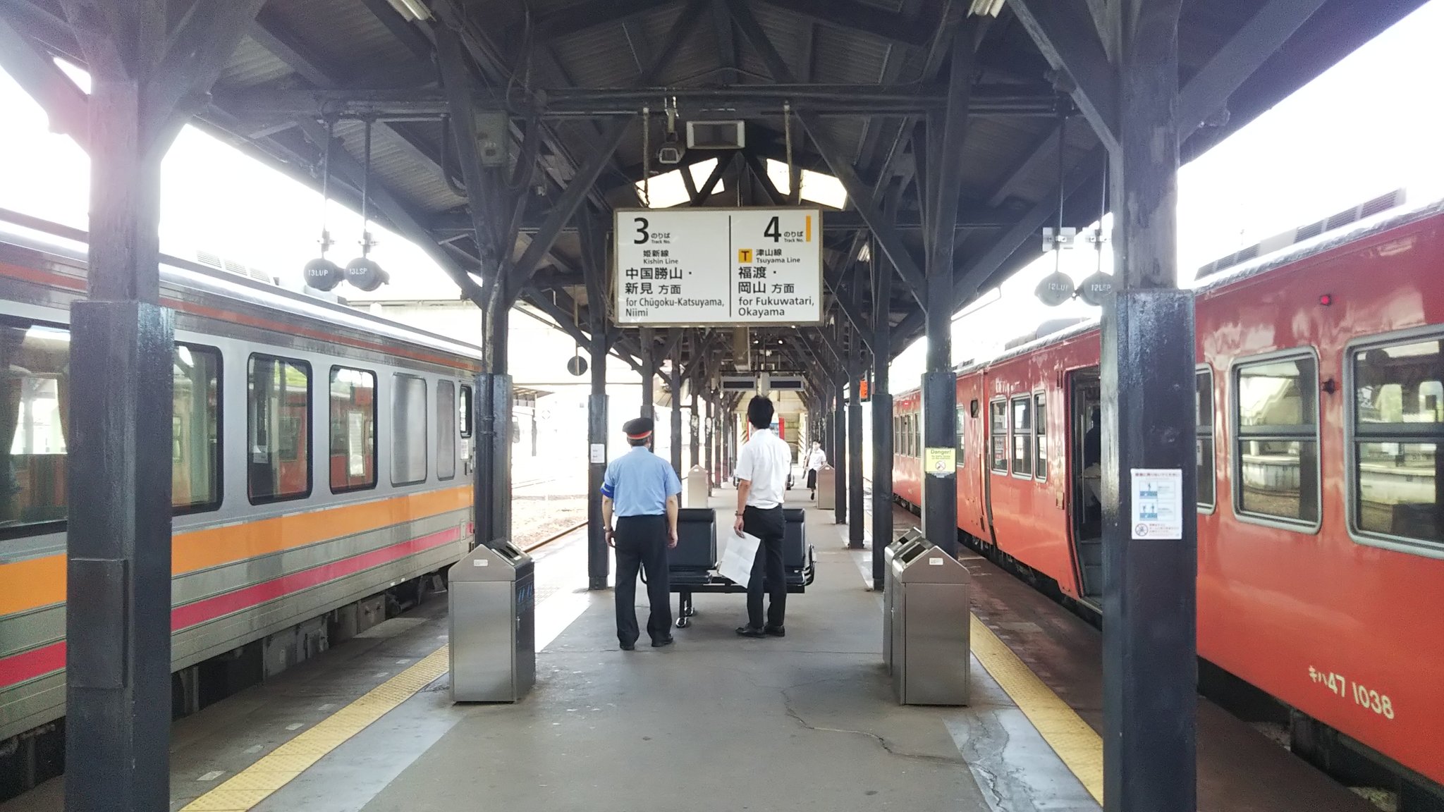 たまて 智頭ではスーパーはくと鳥取行き スーパーいなば岡山行きがすれ違いました 鳥取行き普通列車はまさかの智頭急行車両 運賃表も智頭急行からの直接仕様でした めっちゃめちゃ古そうなトンネルと山間部と田舎の夜を駆け抜け 鳥取駅直前で光が広がる