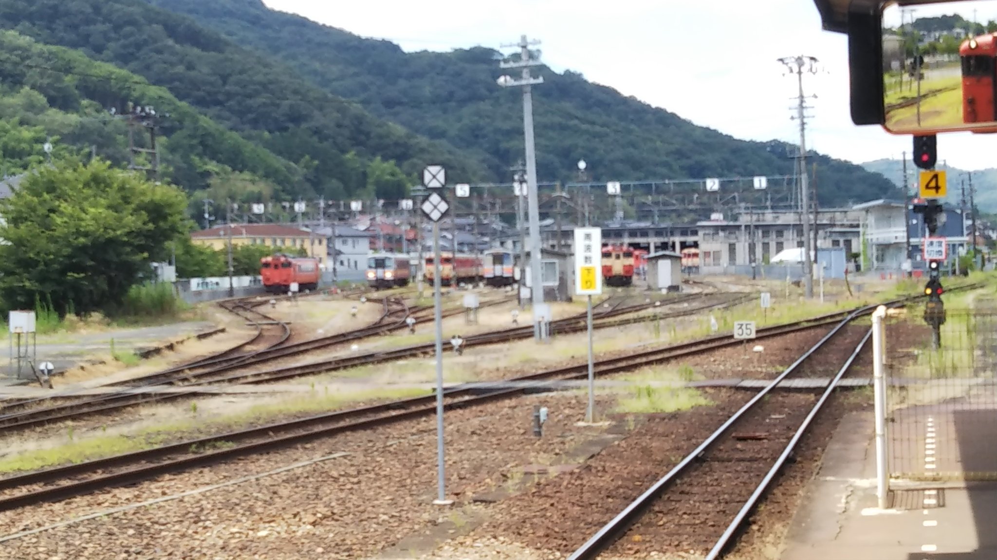 たまて 智頭ではスーパーはくと鳥取行き スーパーいなば岡山行きがすれ違いました 鳥取行き普通列車はまさかの智頭急行車両 運賃表も智頭急行からの直接仕様でした めっちゃめちゃ古そうなトンネルと山間部と田舎の夜を駆け抜け 鳥取駅直前で光が広がる