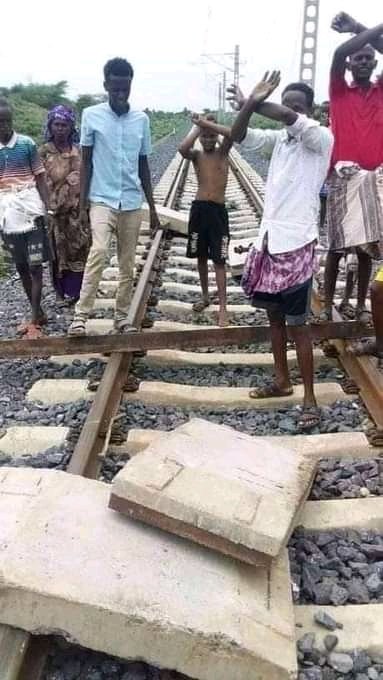 kadaaka's tweet photo. araas gama somaaleetiin haala kanaan diddaa sirna nafxanyaatiif daandiin cufamee oole! abiyin kufee jira! roga hundaan saboonni gabrummaa amaaraa jalaa bahuu fadhan abiyiin akka kufee hidhaa fii ajeechaan irra dhaabatee nagayaan jiraataniif Rabbi fii Oromootti hirkatanii lolaa ji https://t.co/VJVwaOQYtR