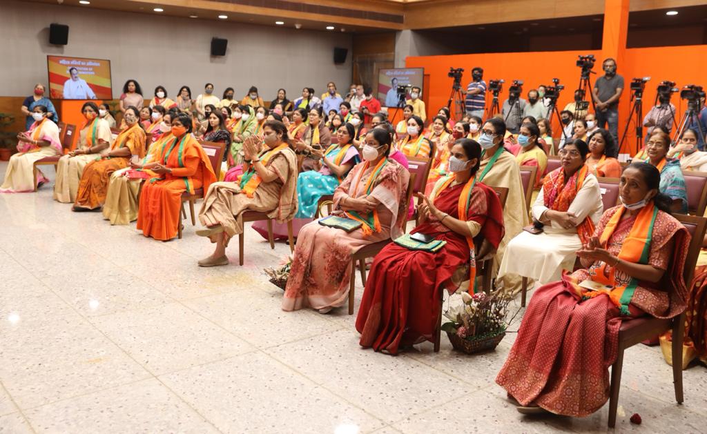 JPNadda's tweet photo. आज @BJP4India मुख्यालय में @BJPMahilaMorcha द्वारा आयोजित 'महिला मंत्रियों के अभिनंदन कार्यक्रम' को संबोधित किया।
प्रधानमंत्री श्री @NarendraModi जी के मंत्रिमंडल में महिलाओं को जितनी भागीदारी भाजपा सरकार में मिली है, इसके लिए हम सभी प्रधानमंत्री जी का हृदय से अभिनंदन करते हैं। https://t.co/eIQtz5KxpJ