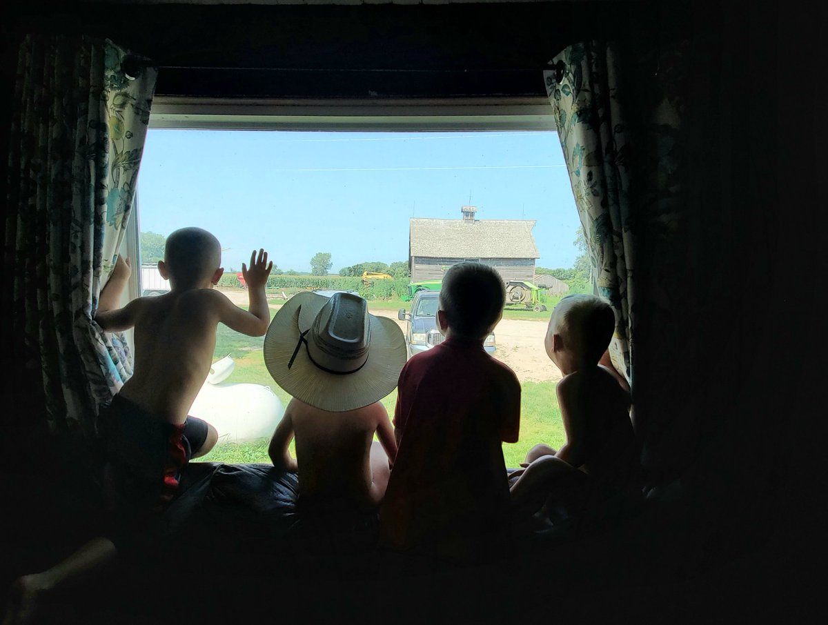 The spray plane is providing optimum entertainment this morning. #grow21