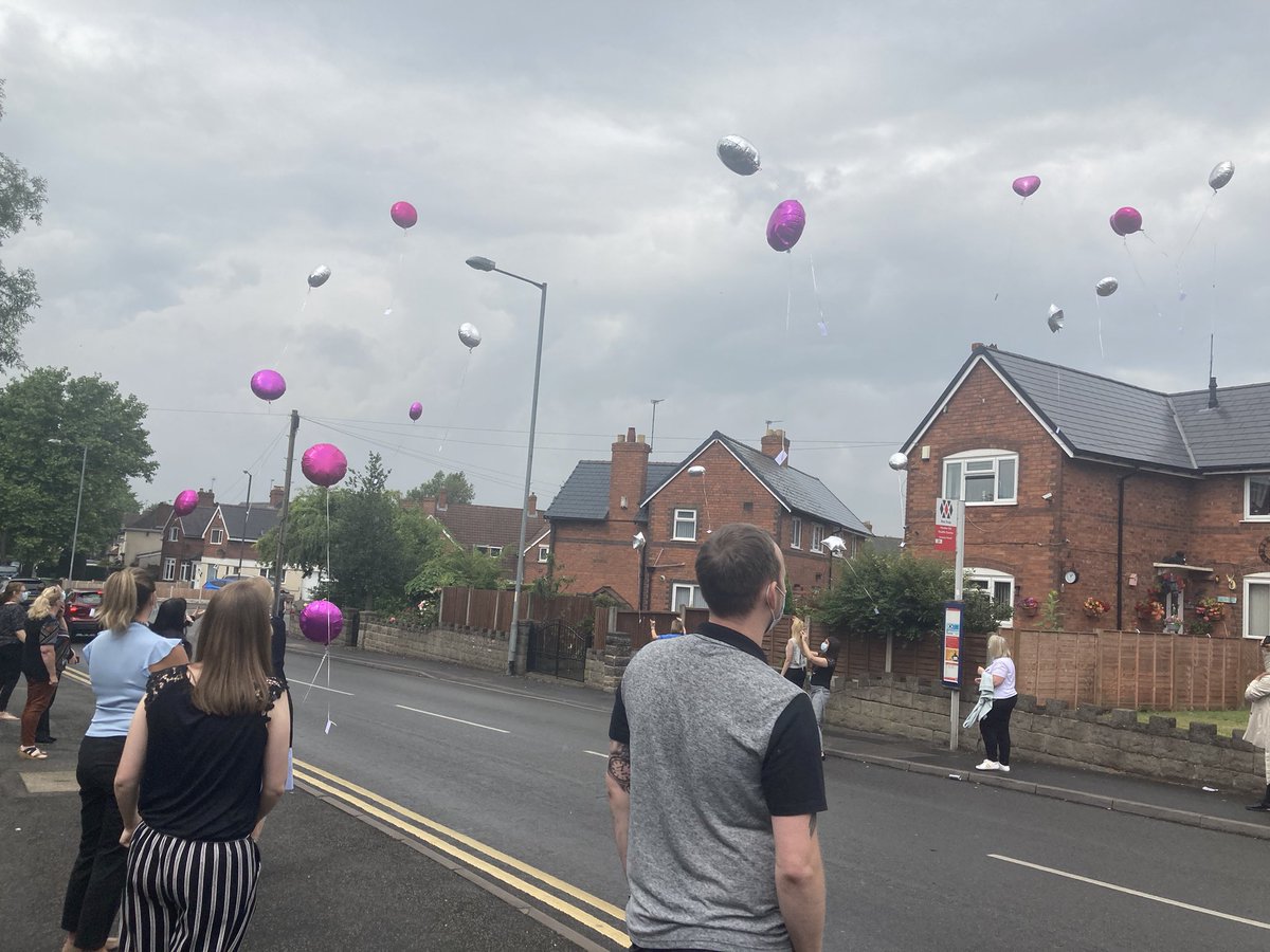SchoolNWalsall's tweet photo. We released some balloons 🎈 with our memories of & messages for Vicki. Our much loved colleague who died in a car accident in the way to a job she loved #takentosoon #oneyearone 💜 #alwaysremembered #schoolnursing @phwalsall @WalsallAdultCom @WRight4Children https://t.co/qQkjLBuTZC