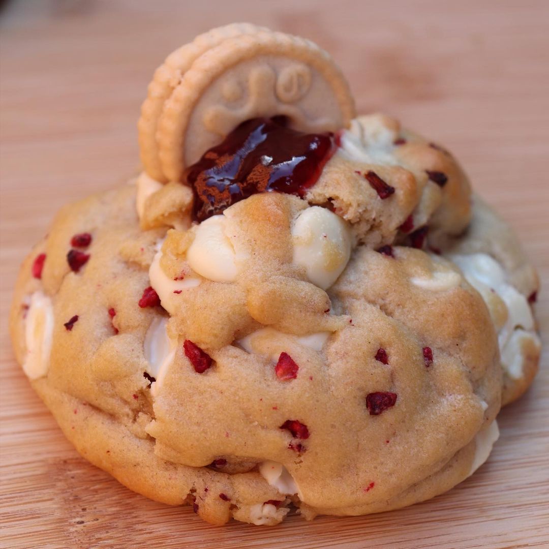 Debate: cookies vs biscuits, Us: Both? #JammieDodgers 

📷: @c00kie_club via IG