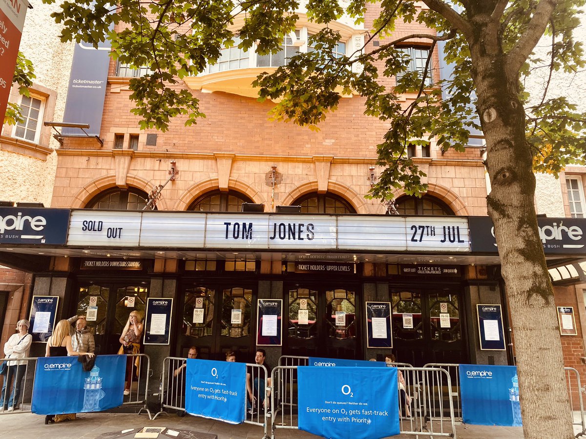 RealSirTomJones's tweet photo. Tonight’s the night @o2sbe 🤩
#SurroundedByTime #Album #Show ⏳🎟🎶 https://t.co/rOvUJP5l1s