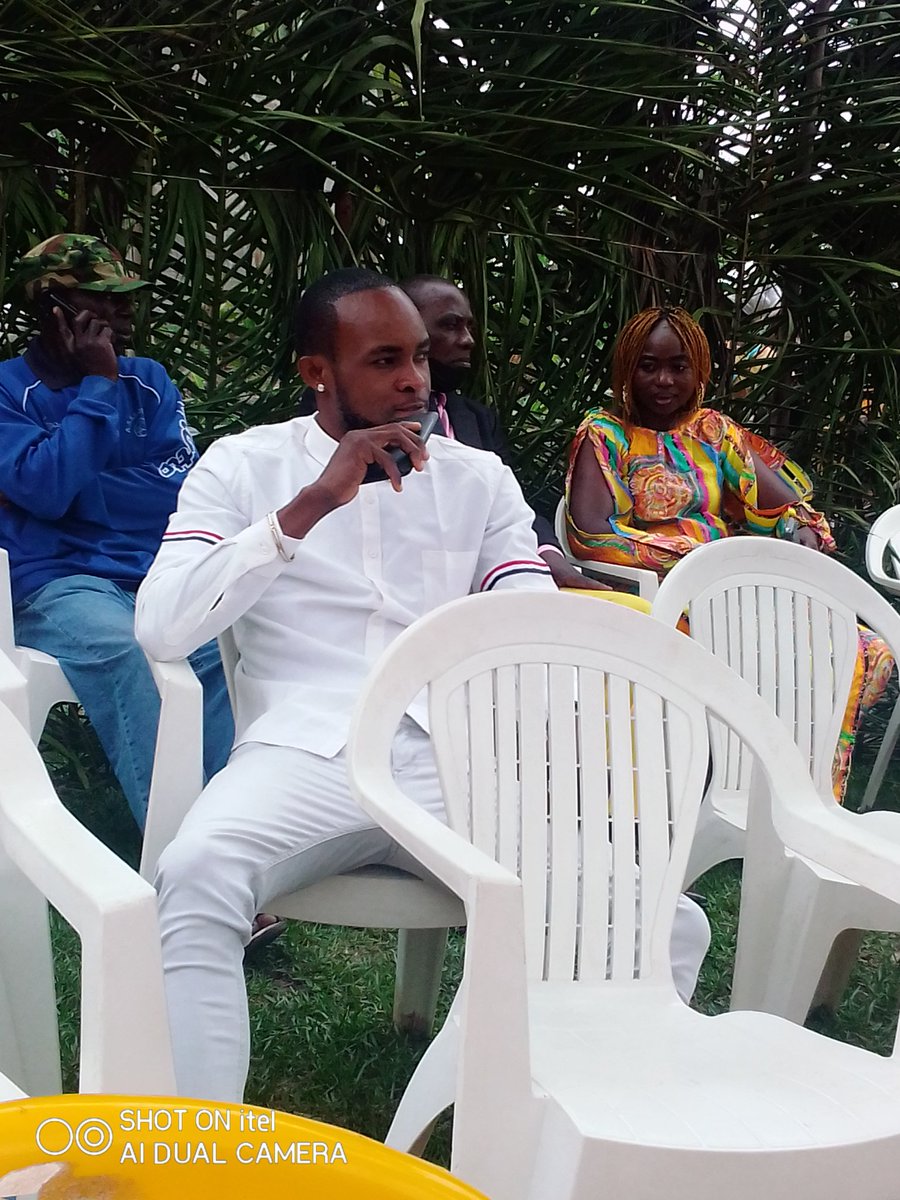 GuyzmanAnicet's tweet photo. Au mariage de ma grande soeur https://t.co/rYGOhxncKl