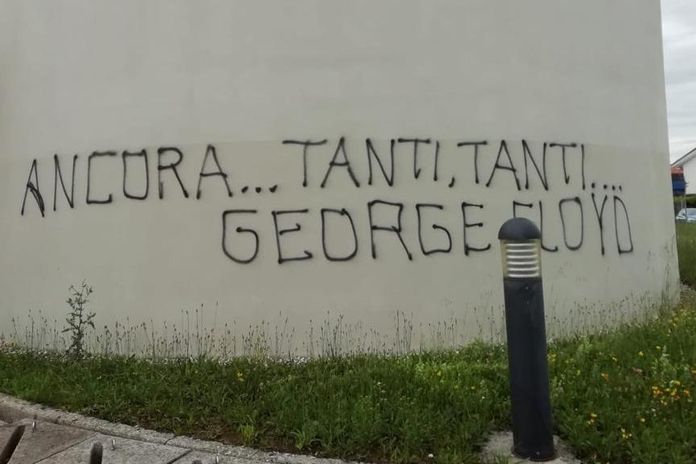 captblicero's tweet photo. La Lega è quel partito che fa le crociate contro i writer, ma poi nelle sue fila c'è un consigliere comunale beccato a imbrattare lo stesso municipio in cui siede. 

(Il caso è successo a San Daniele, Friuli, dove da mesi compaiono scritte antisemite, razziste e misogine) https://t.co/gFE3vL4bfP