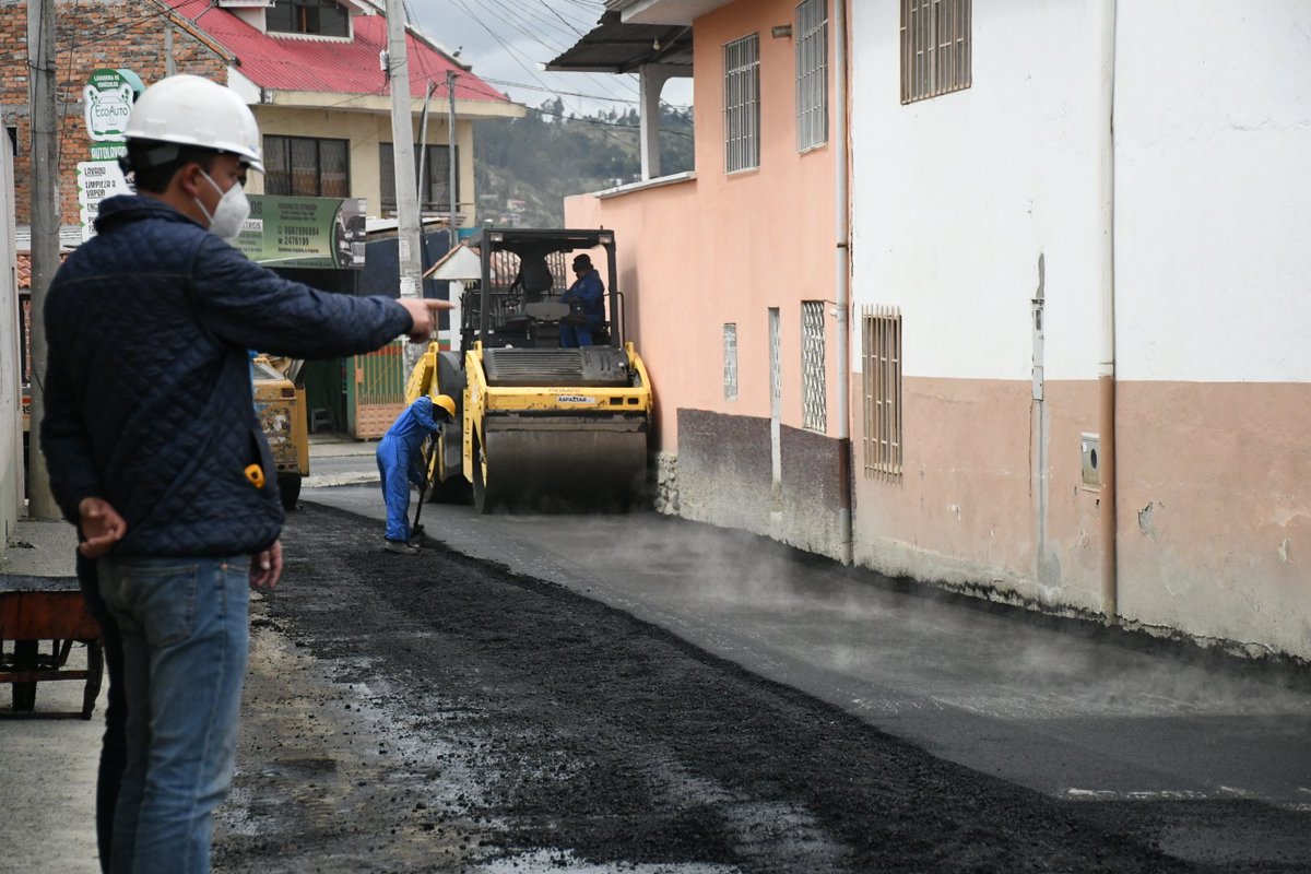 Juan Pablo II 🙌🏻

El día de hoy conjuntamente con la  Prefectura Azuay y la empresa Asfaltar EP,  se realiza el tendido de carpeta asfáltica en la vía Juan Pablo II, obra que beneficiará a las familias de la parroquia. 🙌🏻🤩

#Ricaurte
#MiHogarMiDestino
