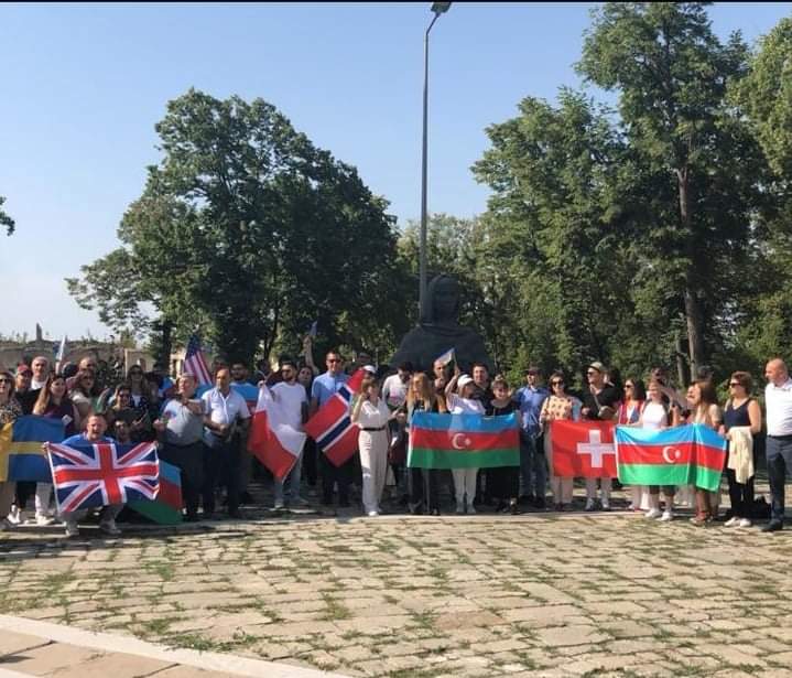 DiasporaAz's tweet photo. #Diaspor nümayəndələrinin #Şuşa|ya səfəri davam edir

#DiasporŞuşada
#AzərbaycanDiasporu
➡️https://t.co/R7RSYMl9rh https://t.co/KkzE7KkoLq