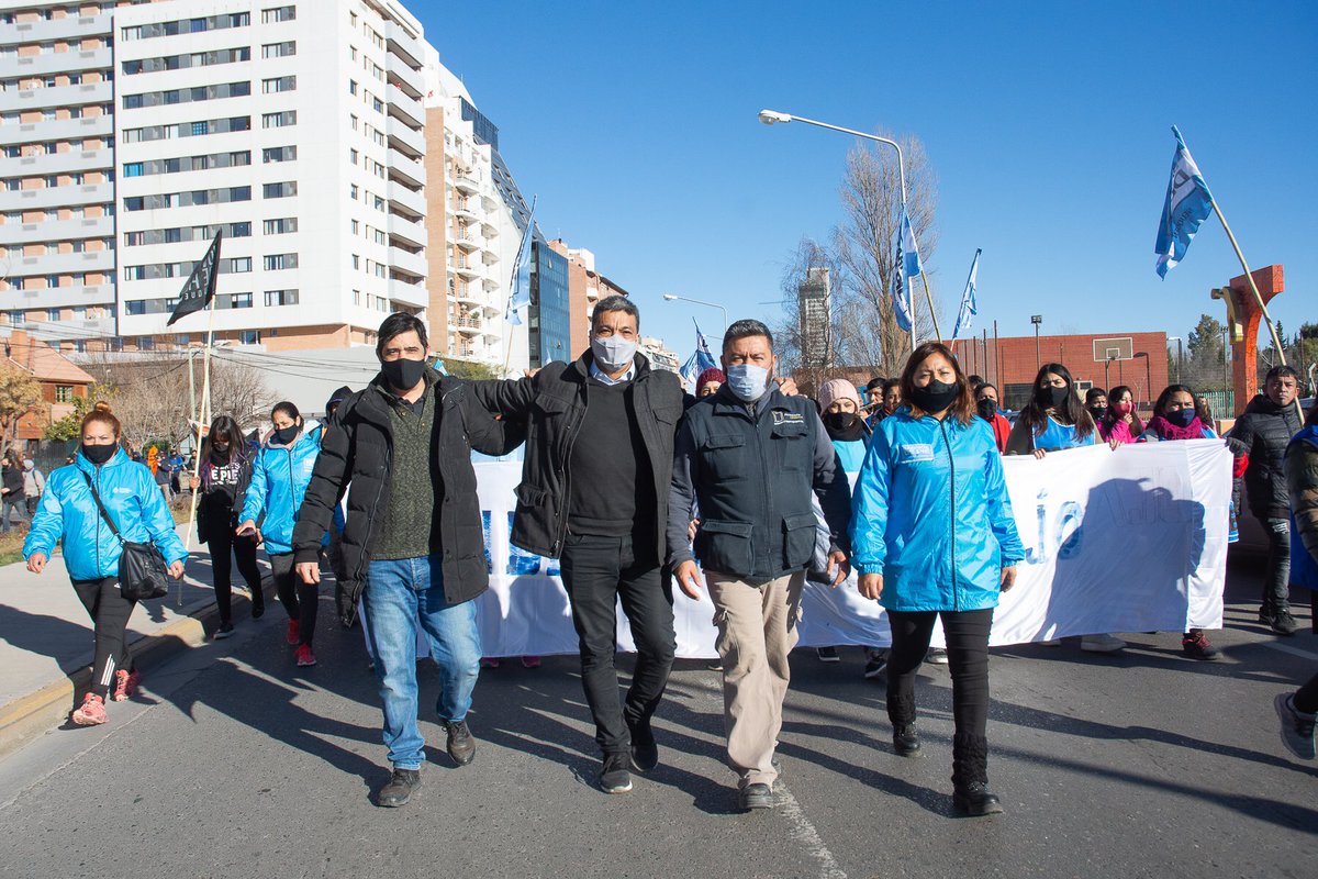 jesusescobarnqn's tweet photo. ✋Hay que defender los puestos de #trabajo, hay que generar más trabajo en nuestro país. 

👉Masiva movilización ciudadana para a acompañar a les trabajadores de Cerámica Neuquén. 
Jesús #ConVos https://t.co/vLyB6JJJw3