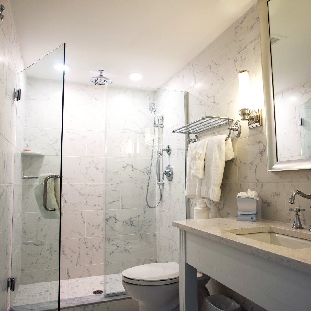ICONAAvalon's tweet photo. Our bright Carrera marble-style bathrooms are included in all of our room styles and are the cleanest you'll find on the island! If you are looking for a room for your vacation, you can see availability and pricing at https://t.co/V9jTHibu7E 🛁 https://t.co/65I62ylYOw
