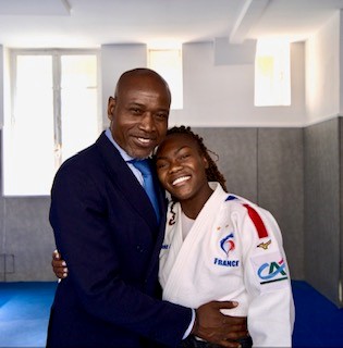 FDMTV (@fdm_tv) on Twitter photo Revivez la victoire de la judoka Clarisse AGBEGNENOU avec sa famille, ses amis son équipe qui a gagné l'or en judo au JO de TOKYO
LIEN DE LA VIDEO => urlr.me/GJWfx
<a href="/Gnougnou25/">AGBÉGNÉNOU Clarisse</a> #Clarisse #ClarisseAgbegnenou #Marseillaise #JudoTokyo2020 #JOTokyo #JO Revivez la victoire de la judoka Clarisse AGBEGNENOU avec sa famille, ses amis son équipe qui a gagné l'or en judo au JO de TOKYO
LIEN DE LA VIDEO => urlr.me/GJWfx
<a href="/Gnougnou25/">AGBÉGNÉNOU Clarisse</a> #Clarisse #ClarisseAgbegnenou #Marseillaise #JudoTokyo2020 #JOTokyo #JO