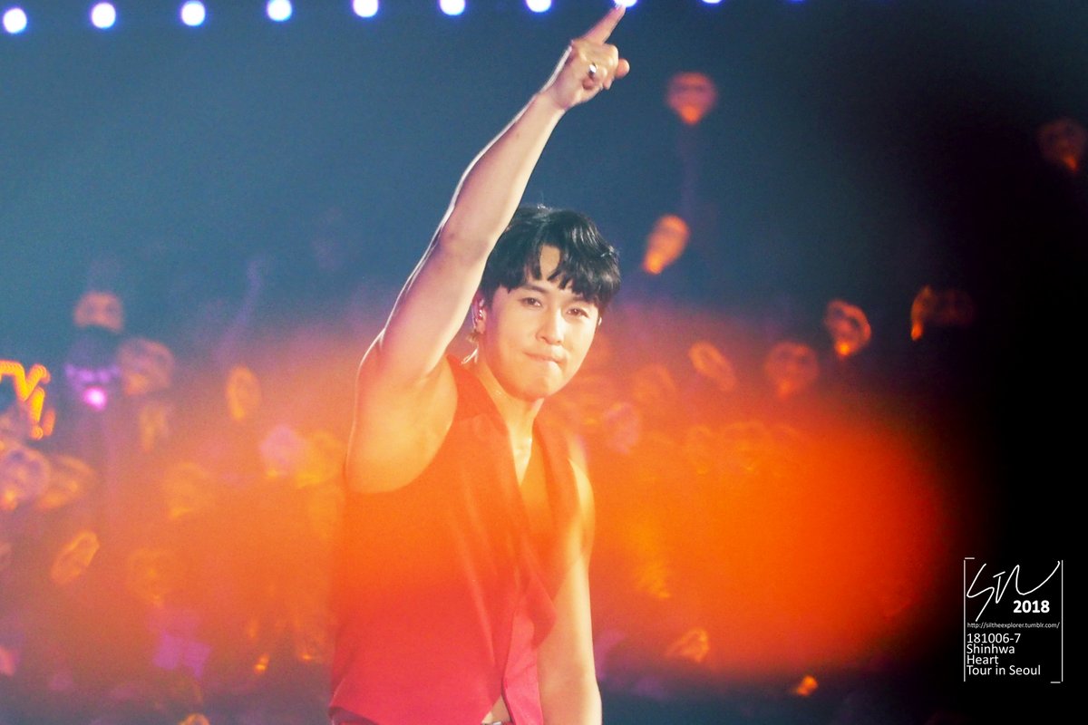 siltheexplorer's tweet photo. 181006-7 #Shinhwa #Heart Tour in Seoul Fancam - 6/8
Let’s swing with #Dongwan oppa ☝🏻🙋🏻‍♂️

https://t.co/VbsjDZEJnO https://t.co/TZshLds0Ga