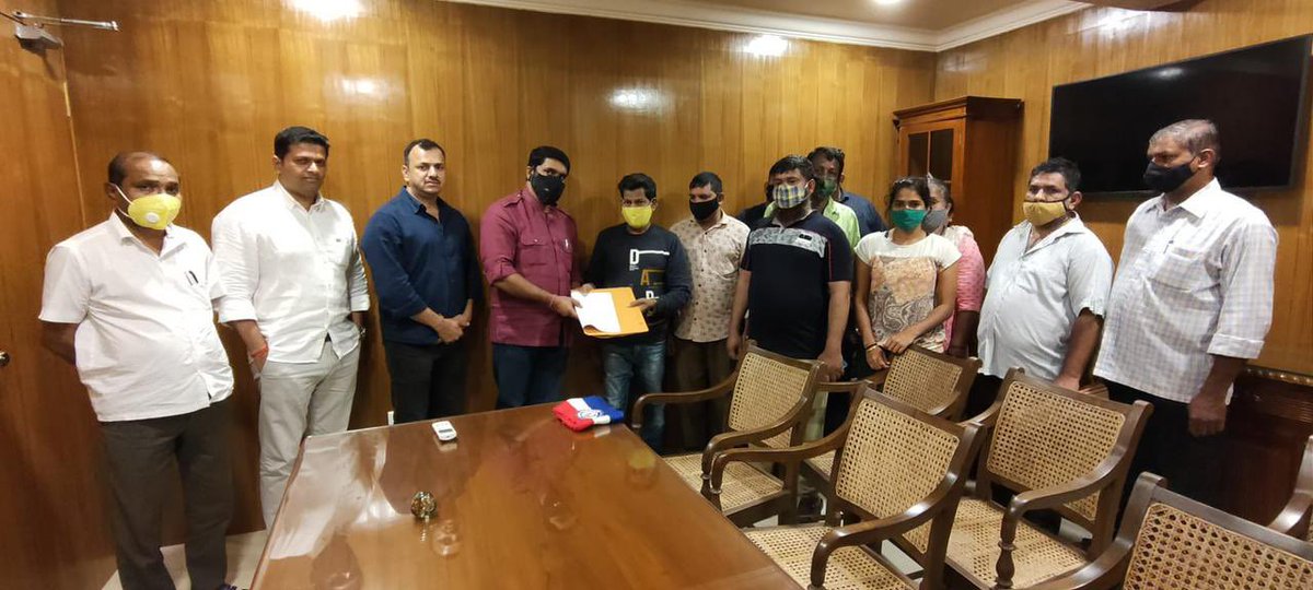 J_bhobe's tweet photo. Bambolim Kiosk Owners submitted Memorandum over demolition of Kiosks to @Goaforwardparty President @VijaiSardesai;
Our Supremo assured to raise the issue during the Assembly Session and demand #Justice to these Kiosk Owners.
It is time to take
#StAndreForward🥥
#GoaForward https://t.co/fVnTU9htN3