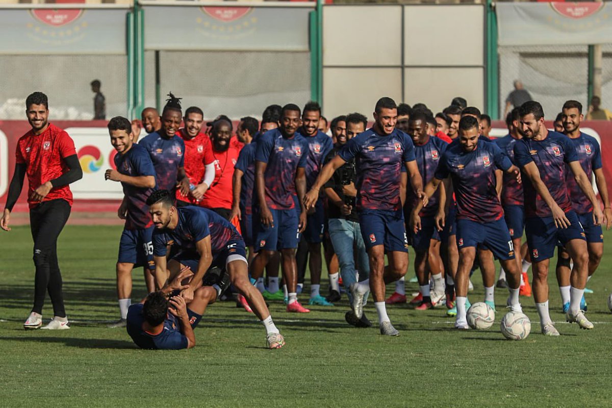 زفة لاعبى الاهلي لـ"العريس" حمدي فتحي بعد ظهوره بالمران