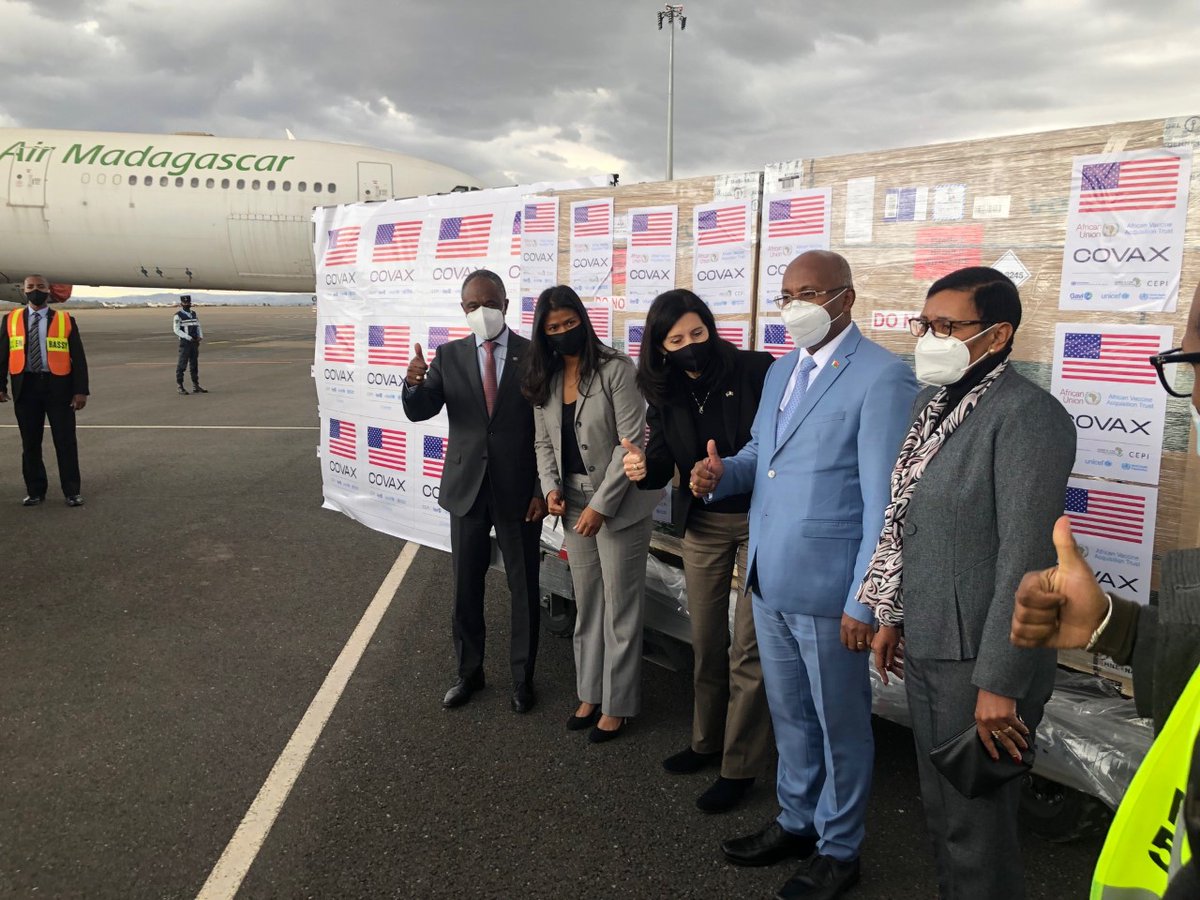 ✅ Madagascar🇲🇬 a reçu ce jour 3️⃣0️⃣2️⃣ 7️⃣5️⃣0️⃣ doses du vaccin💉 Janssen (Johnson&amp;Johnson) contre la #COVID19 offerts par le Gouvernement Américain🇺🇸 à travers le mécanisme COVAX.

✅Cette allocation permettra d’étendre la couverture vaccinale

#ProtegesEnsemble
#LesVaccinsCaMarche