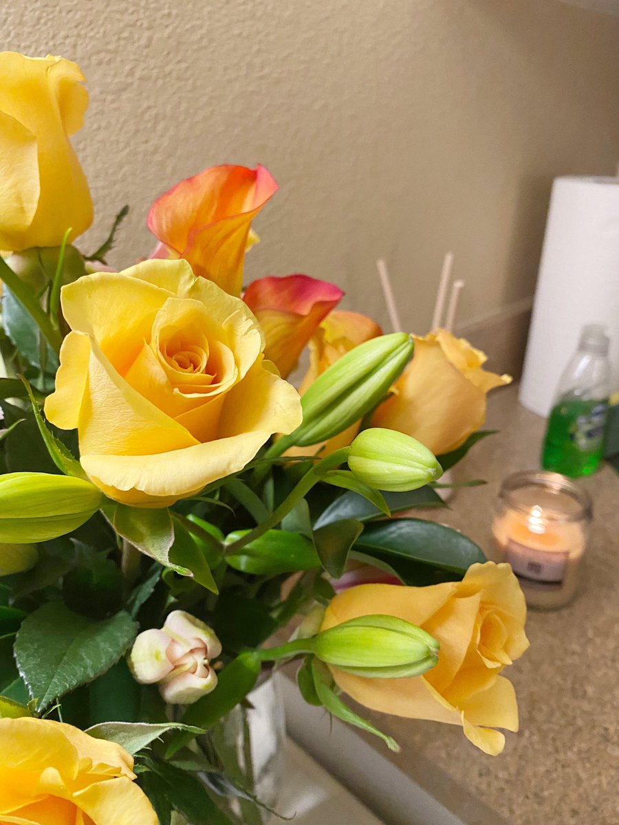 _Kloveely's tweet photo. When he brings flowers just because, yes please! https://t.co/LUoTngvNx4
