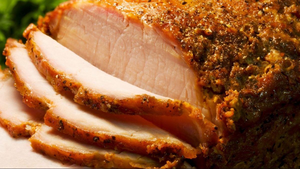 Свиная вырезка в фольге. Свиная вырезка с картошкой. Жареная свиная вырезка на сковороде. Маринады для свиная вырезка в духовке. Как замариновать свиную вырезку для запекания.