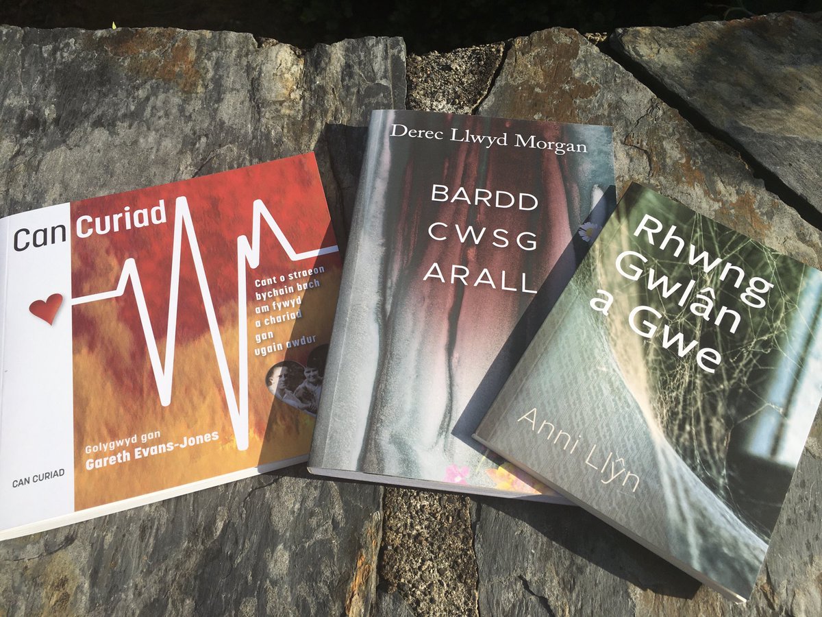Mr I Thomas (@ionthomasygg) on Twitter photo Pwrcasiadau heddiw <a href="/YsgolGwynllyw/">Ysgol Gymraeg Gwynllyw</a> #heryrhaf a’r haul yn gwenu! <a href="/GwasgyBwthyn/">Gwasg y Bwthyn</a> <a href="/CarregGwalch/">Gwasg Carreg Gwalch</a> <a href="/trydarbarddas/">Barddas</a> Pwrcasiadau heddiw <a href="/YsgolGwynllyw/">Ysgol Gymraeg Gwynllyw</a> #heryrhaf a’r haul yn gwenu! <a href="/GwasgyBwthyn/">Gwasg y Bwthyn</a> <a href="/CarregGwalch/">Gwasg Carreg Gwalch</a> <a href="/trydarbarddas/">Barddas</a>