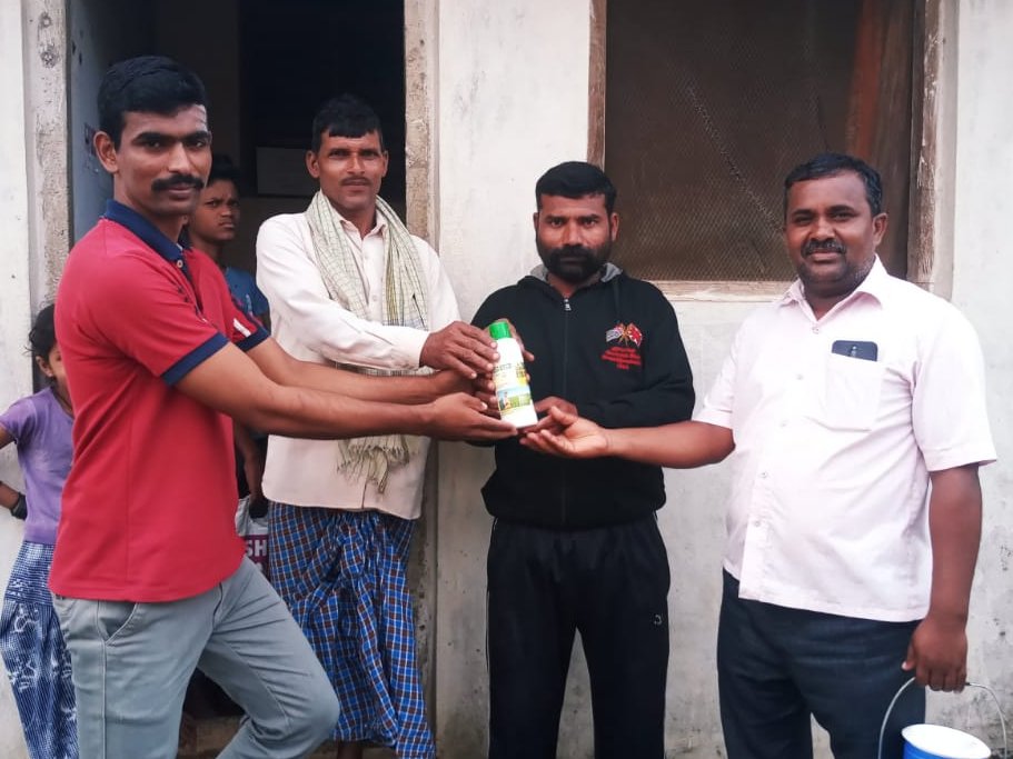 SolabappaH's tweet photo. ಬೋಗೂರ್ ಗ್ರಾಮದಲ್ಲಿ ಇವತ್ತು ನ್ಯಾನೋ ಯೂರಿಯಾ ರಸಗೊಬ್ಬರವನ್ನು ಗ್ರಾಮದ ರೈತರಾದ ಮಲಗೌಡ ಪಾಟೀಲ, ಅಡವೇಶ್ ಮಾಟೋಳ್ಳಿ, ರುದ್ರಪ್ಪ ಮುರಗೋಡ ಇವರುಗಳಿಗೆ ಹಂಚಿಕೆ ಮಾಡಲಾಯಿತು Thank You CSC TEM https://t.co/rSyFr11PvJ
