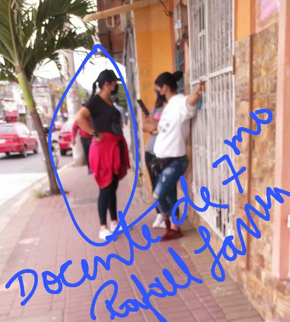 AcaroBeatriz's tweet photo. Que pena que está docente se preste para reunir a los padres y armar escándalo en la vía pública en lugar de estar trabajando @BlakmanYadira @EducacionZ8_Ec @ZuloagaJessenia https://t.co/6MslmfzQ5B