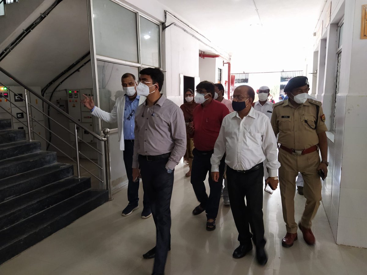 DM_PRAYAGRAJ's tweet photo. जिलाधिकारी ने सामुदायिक स्वास्थ्य केन्द्र,फूलपुर का निरीक्षण कर व्यवस्थाओं का जायजा लिया।उन्होंने वैक्सीनेशन सेंटर पहुंचकर उपस्थित लोगों से बातचीत भी की तथा संबंधित अधिकारियों से वैक्सीन की उपलब्धता के बारे में जानकारी ली। https://t.co/Aufu7Epl5c