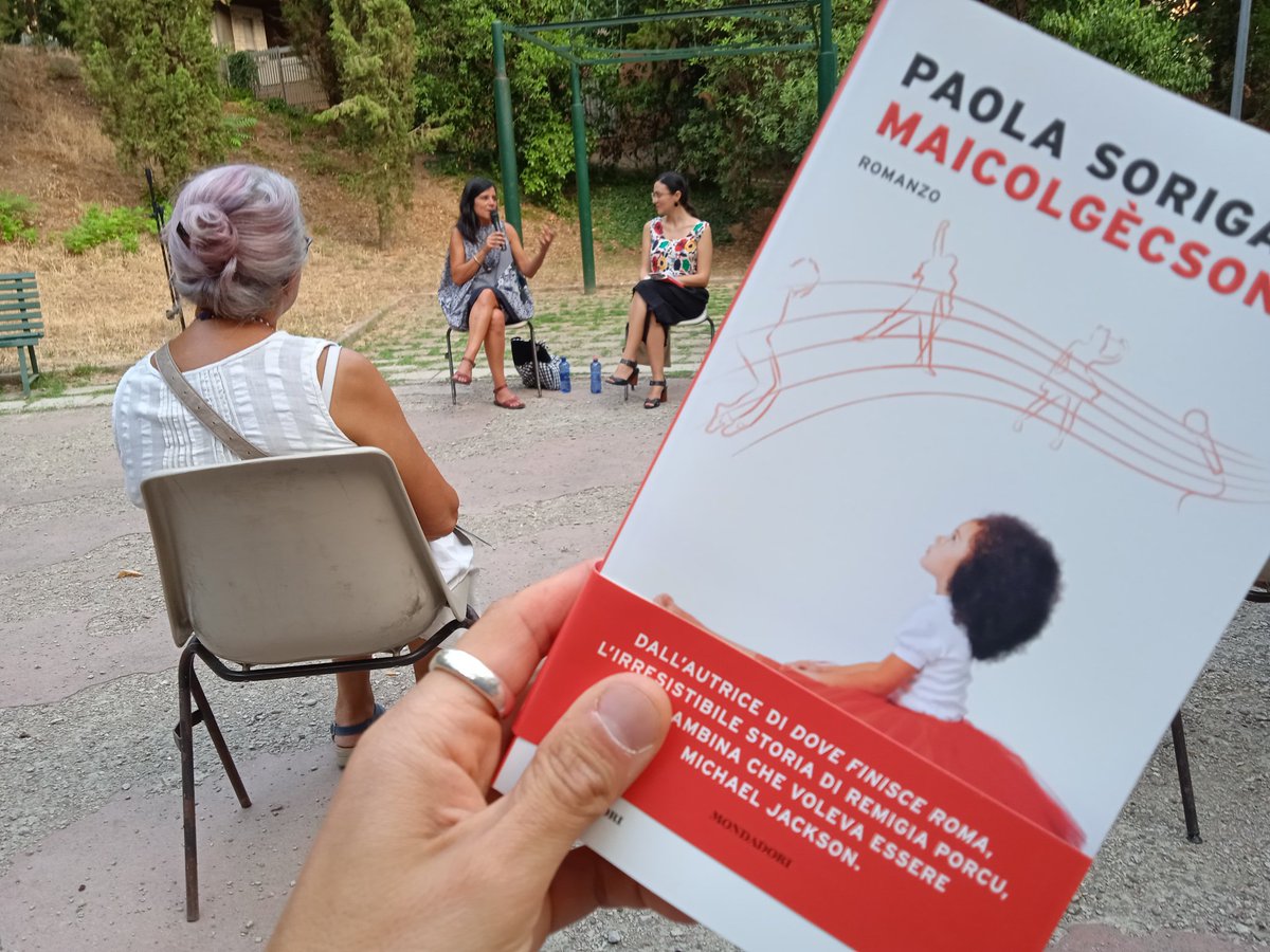 A #Perugia, al parco Sant'Anna, per #ParoleAbitate Ivana Finocchiaro presenta #Maicolgècson di <a href="/paolasoriga/">paola soriga</a> @Librimondadori: si citano anche #FreddyMercury ed #ErosRamazzotti, per chi da piccolo "sognava di diventare qualcuno" ma uno scrittore/scrittrice no.
Ed eccoci qua.