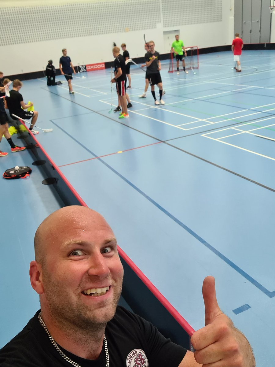 JPAStahlberg's tweet photo. Hullunkiilto silmissä. Tästä se taas lähtee.
Kylläpä oli kiva nauttia pelistä yli kahdeksan kuukauden tauon jälkeen. Pallossa yhtä monta reikää ja maalinteko helppoa. Kiva peli.
#edari #eddynjälkeenvanhin
@LohjanSalibandy https://t.co/pEV5AtpTK7