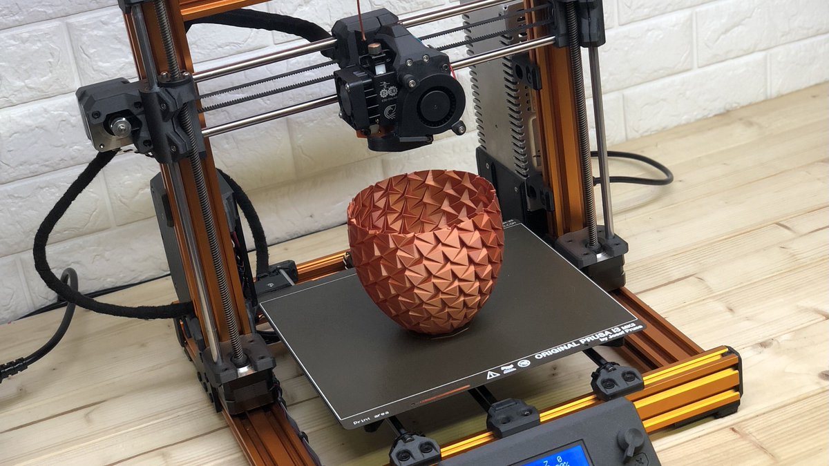 FilamentFrenzy's tweet photo. Ooooo yeah 🤩
The BEAST is back 😱
Fully rebuilt @Prusa3D #MK2S @GregoireSaunier @E3DOnline #BearMera
Parts printed with @Jabil PA4035CF
Origami Pot by @sidnaique
@Polyalchemy copper elixir
#3Dprinting https://t.co/afrniF0OiJ